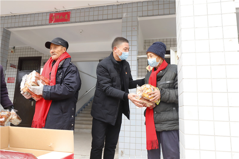 春节前夕到敬老院看望孤寡老人