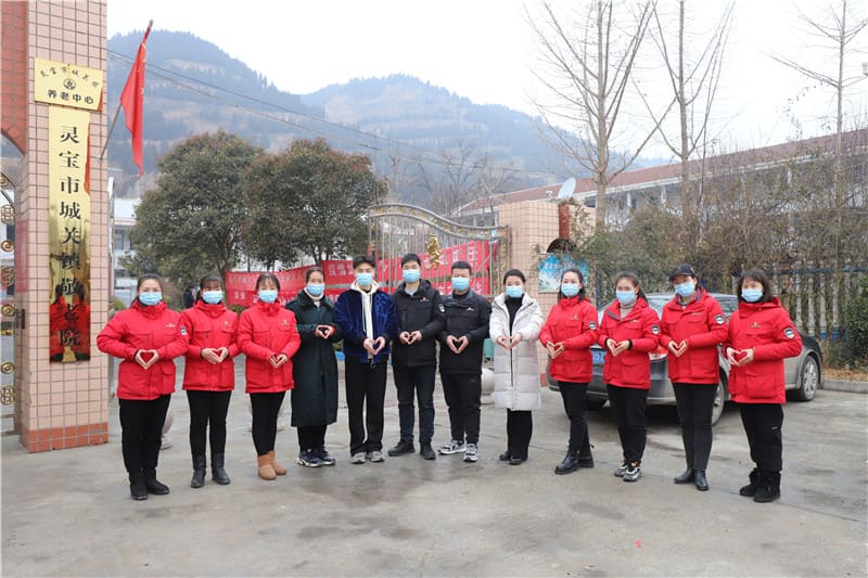 热心公益--每年去往敬老院看望老人