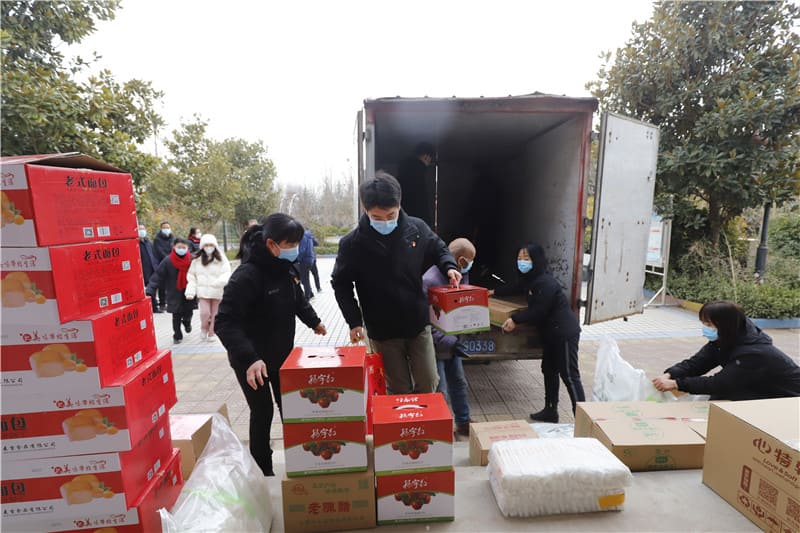 春节前夕到敬老院看望孤寡老人